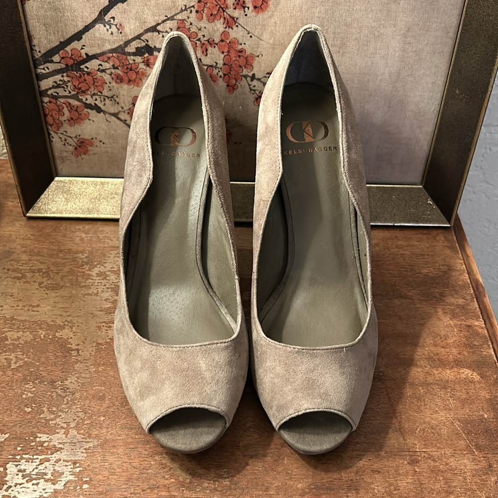 Kelsi Dagger Anthropologie suede Peeptoe platform heels, size 8